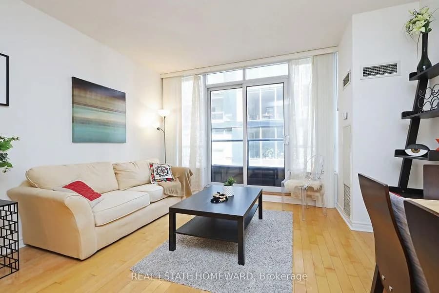 250 Wellington St W #PH31 — photo 2