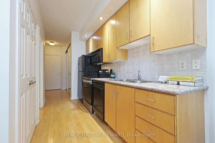 250 Wellington St W #PH31 — photo 5