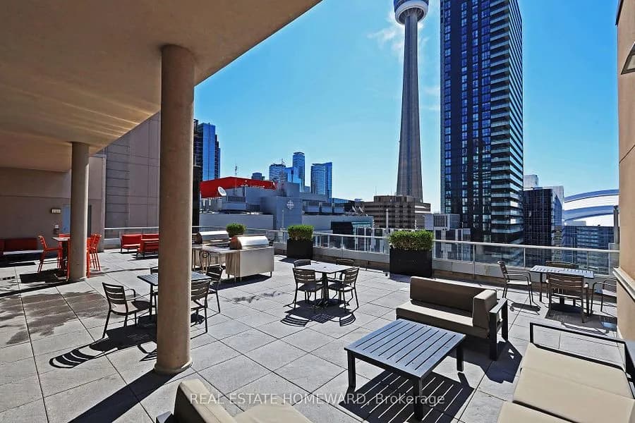250 Wellington St W #PH31 — photo 9