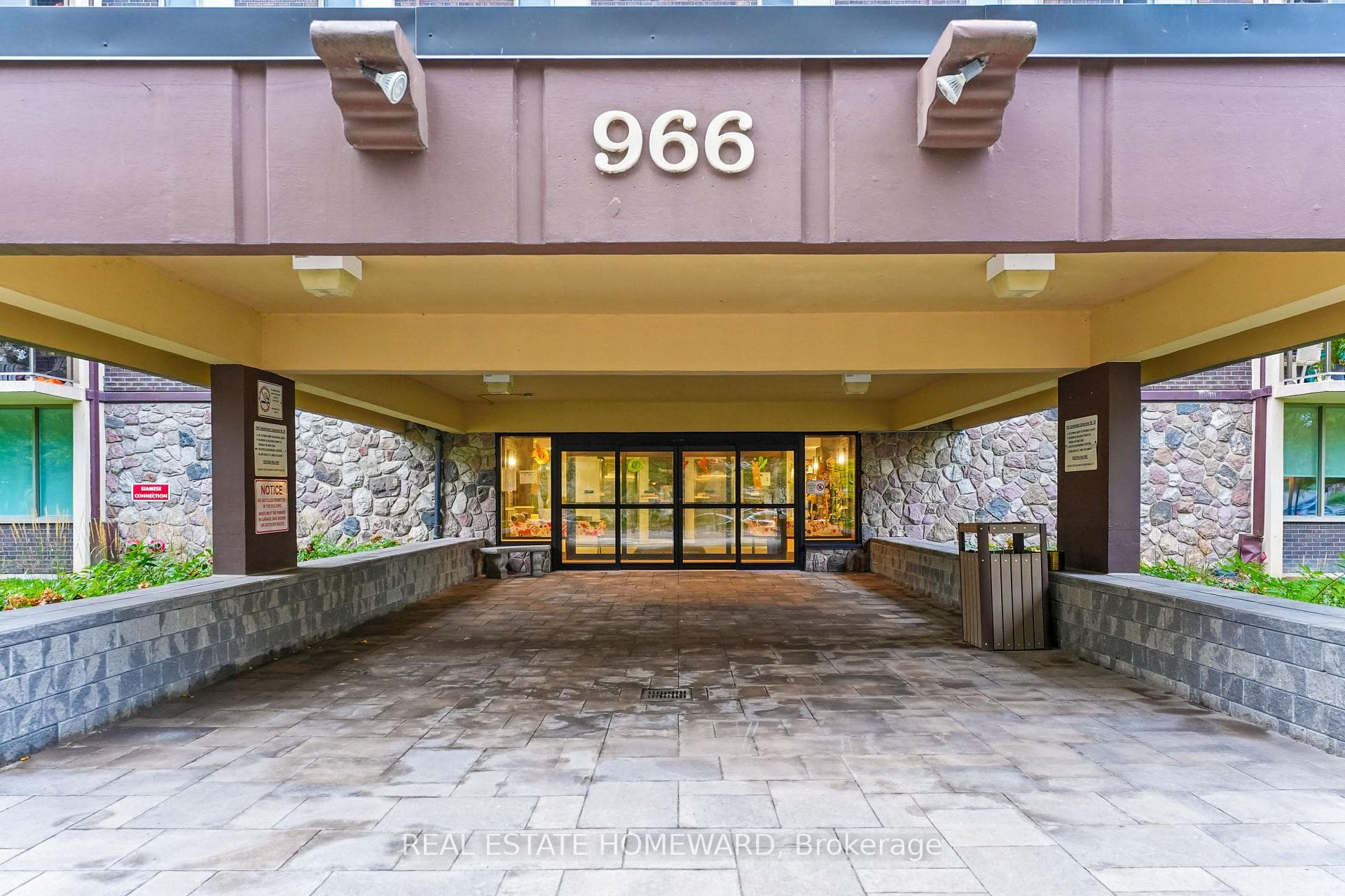 966 Inverhouse Drive 1507 — Condo Apartment in Clarkson, Mississauga