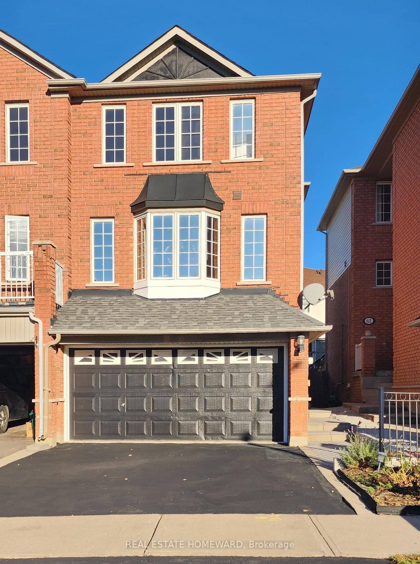 63 Millcliff Circle — Semi-Detached in Aurora Grove, Aurora